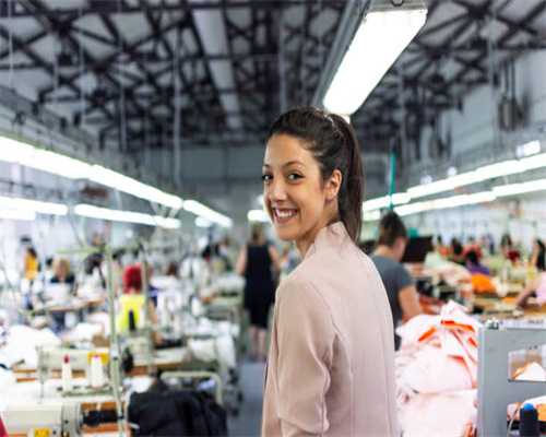 车长超5米3，配V8动力4秒破百，售价210.78万，近距离体验奥迪S8