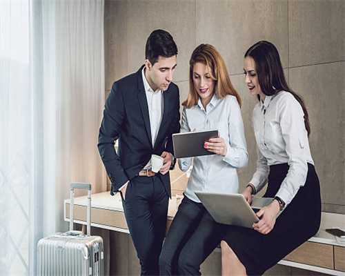 赛豹轿车撞上桥体 “四脚朝天”翻在路面上