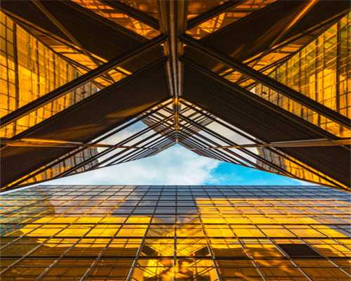 南宁教育路一小车失控连撞四车，肇事女司机现场崩溃大哭......